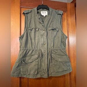 1x green cargo vest